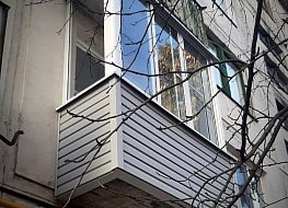Остекление балкона. 
Алюминиевый профиль Provedal
Каркас под сайдинг
Сайдинг, козырьки, водоотливы. 
Внутренняя отделка. 
